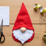 Materiały potrzebne do zrobienia czapki krasnala: tkaniny, nici, nożyczki i inne akcesoria