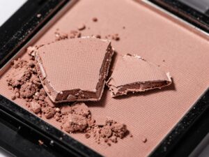 Jak naprawić cień do powiek - pokruszony kosmetyk w paletce przed naprawą