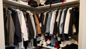 Przepełniona szafa z ubraniami