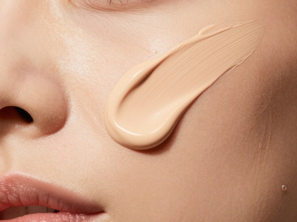 kremowy podkład tekstura na skórze