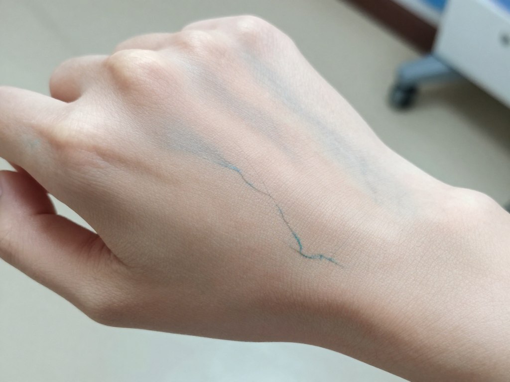 test podtonu skóry na nadgarstku