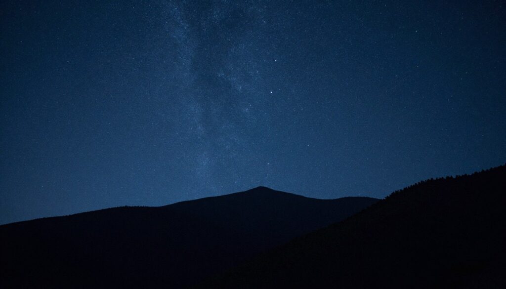 Gwiazdy świecą nad spokojnym krajobrazem nocnym