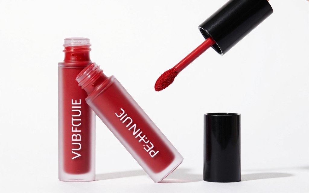 Innowacyjna długotrwała czerwona szminka w płynie