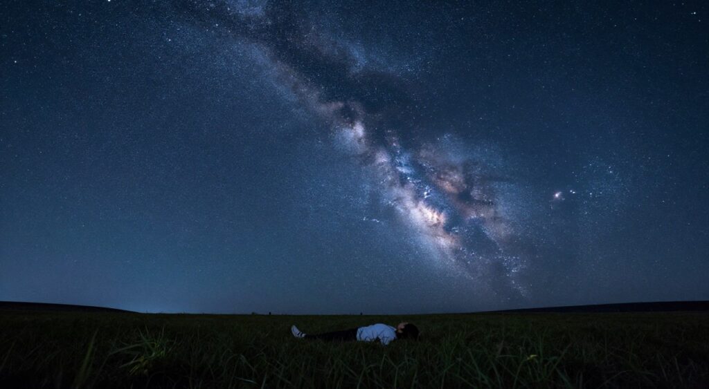 Niebo pełne gwiazd podczas nocnej kontemplacji