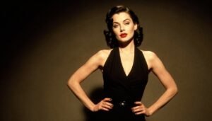 kobieta wamp w stylowej czarnej sukni