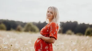 ukryć brzuszek ciąży stylizacji